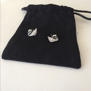 Auth Swarovski white silver swan classic earring